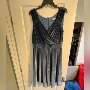 Women’s XL teal stretch-velvet v-neck dress